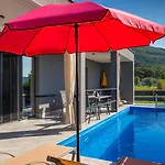 Beautiful Rhapsody With Pool In Βίλα Buzet