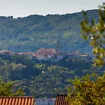 Beautiful Rhapsody With Pool In Βίλα Buzet