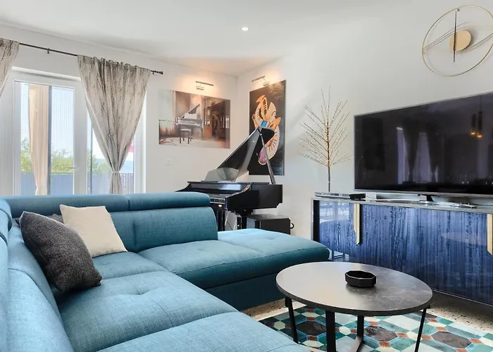 Villa Beautiful Rhapsody With Pool In