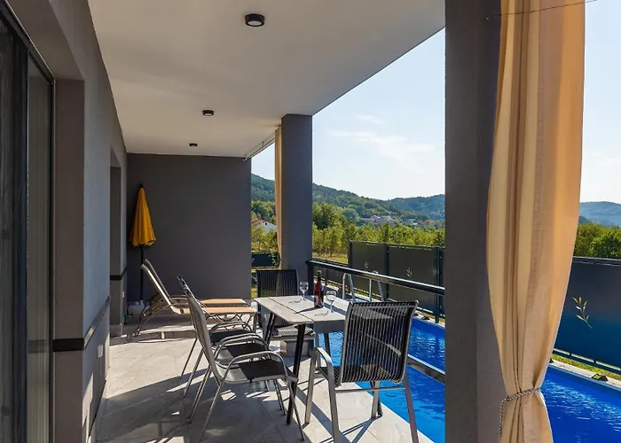 Beautiful Rhapsody With Pool In *