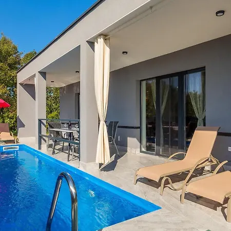Beautiful Rhapsody With Pool In Vila *